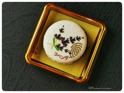 lavender blackcurrant macaroon