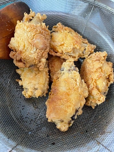 วิธีทำ ไก่ทอดฮอตแอนด์สไปซี่ สไตล์ผู้พัน 🐸