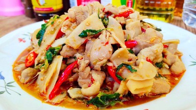 ผัดหน่อไม้ดองทะเลราดข้าว