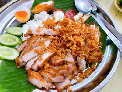 ข้าวหมูทอดถาด