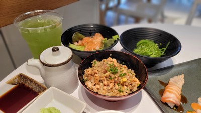 ข้าวผัดแซลมอน