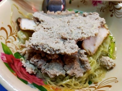 บะหมี่เกี๊ยวกุ้งน้ำหมูย่าง (เพิ่มหมูสับพิเศษ)