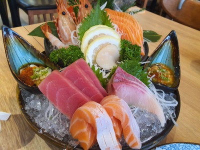 1 selection premium set ( salmon , hamachi, engawa, oyster, sweet tiger prawn , 