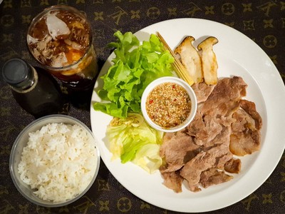 ข้าวหอมมะลิร้อนๆเสริฟคู่กับหมูย่างร้อนๆที่ทางร้านคัดสรรวัตถุดิบคุณภาพ ใช้ส่วนคอห