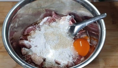 วิธีทำ หมูทอดหมักงาจิ้มแจ่ว วิธีทำ หมูทอดหมักงาจิ้มแจ่ว