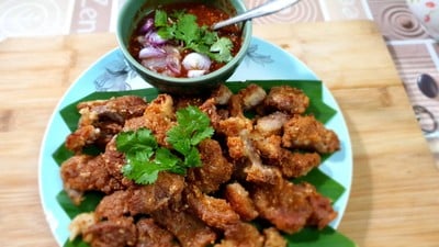 วิธีทำ หมูทอดหมักงาจิ้มแจ่ว วิธีทำ หมูทอดหมักงาจิ้มแจ่ว