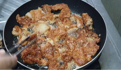 วิธีทำ หมูทอดหมักงาจิ้มแจ่ว วิธีทำ หมูทอดหมักงาจิ้มแจ่ว