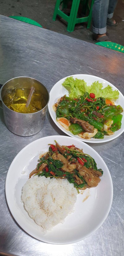 อาหาร หรือ เครื่องดื่ม