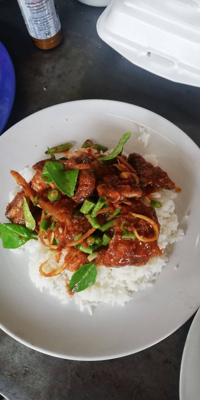 ข้าวพริกแกงหมูย่าง