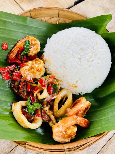 ข้าวราดผัดกระเพราทะเล