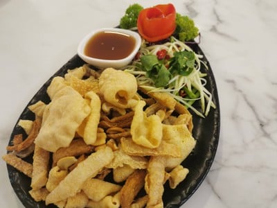 ยำสามกรอบเจ