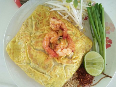 ผัดไทยกุ้งสดห่อไข่