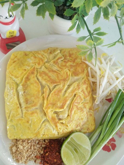 ผัดไทยโบราณห่อไข่