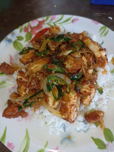 1ข้าวกะเพราไก่กรอบvsข้าวพริกเผาไก่กรอบ