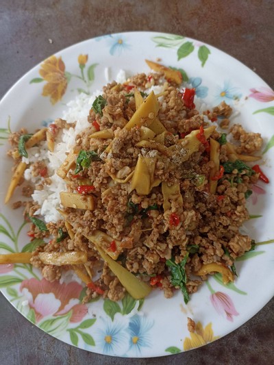 ข้าวหน่อไม้ไก่กรอบvsข้าวหน่อไม้หมู
