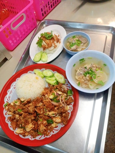 ข้าวยำไก่แซ่บ