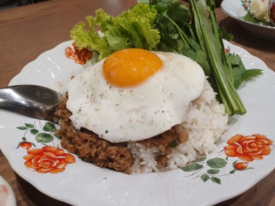 ข้าวไข่ดาวทรงเครื่องหมูสับ