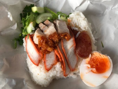 ข้าวหมูแดง หมูกรอบ ใส่ทุกอย่าง