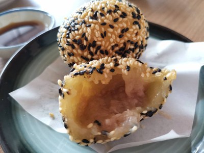 ข้าวเหนียวทอดไส้เผือก Glutinous Rice Ball with Taro