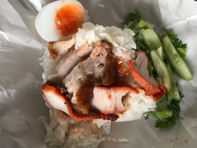 ข้าวหมูแดง หมูกรอบ ใส่ทุกอย่าง