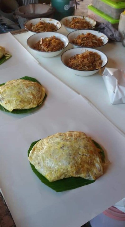 ผัดไทยห่อไข่