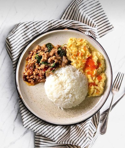 กะเพราราดข้าว ไข่ข้น&ไข่กุ้ง