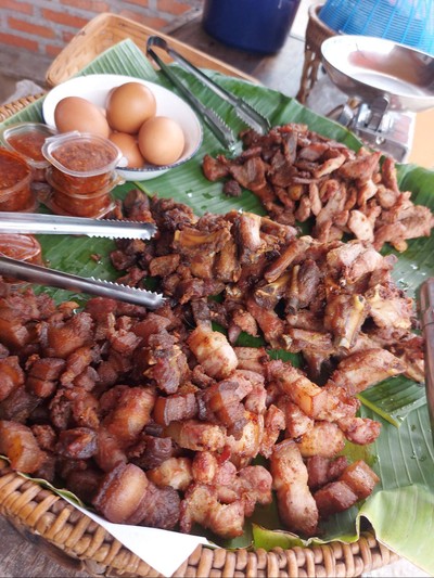 ข้าวเหนียวหมูทอด