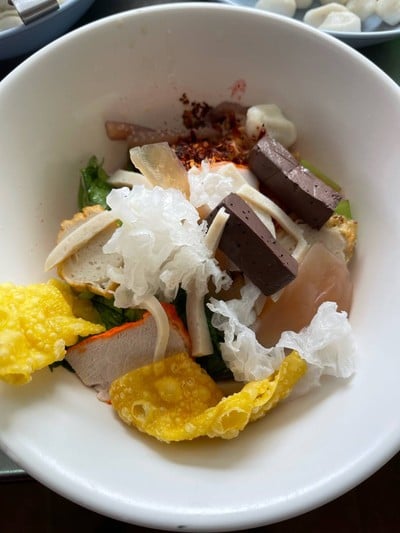 เมนูของร้าน ก๋วยเตี๋ยวเกี๊ยวปลาไดโนเสาร์