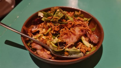 ยำคอหมูรมควัน น้ำปลาหวานใส่มะม่วงเบา