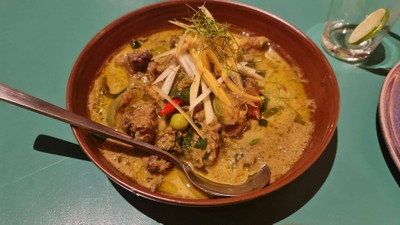 แกงเขียวเนื้อรมควันใส่กระชาย