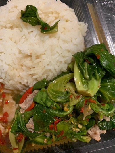 ผัดผักแขนงหมูกรอบราดข้าว