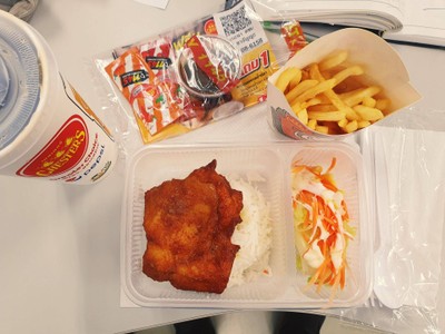 ข้าวไก่เผ็ดเชสเตอร์+เฟรนช์ฟรายส์ขนาดปกติ+เป๊ปซี่ 22 ออนซ์ 1 แก้ว