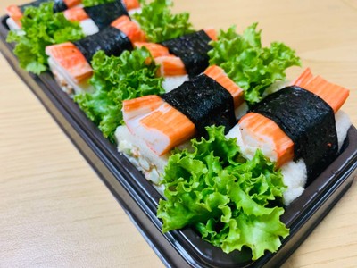 Crab stick roll เนื้อแน่น ผักสด บรรจุภัณฑ์เหมาะสม แต่ถ้าจะให้ดีควรมีชื่อร้าน