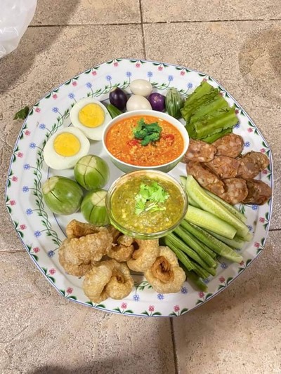 ชุดขนมจีนน้ำเงี้ยว+รวมทอด