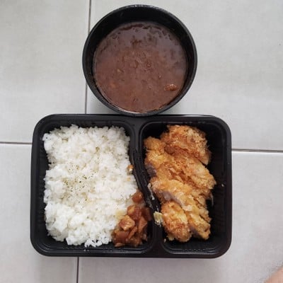 ข้าวแกงกะหรี่หมูทอด