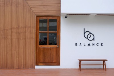 Balance : Cafe & Bakery คาเฟ่แนวมินิมอล ตกแต่งเรียบง่าย  หน้าร้านมีสนามหญ้าสวย ๆ ไว้ให้เก็บรูปกัน – NaiBann – ในบ้าน