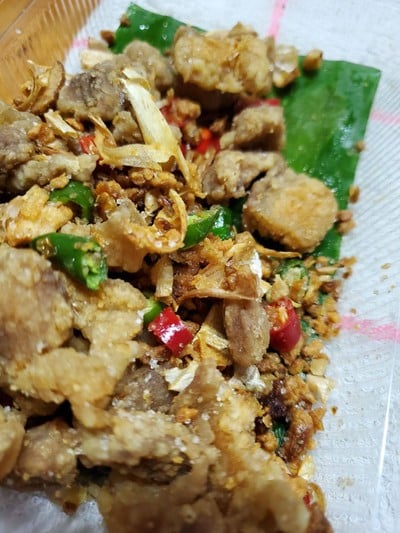 สามชั้นคั่วพริกเกลือ