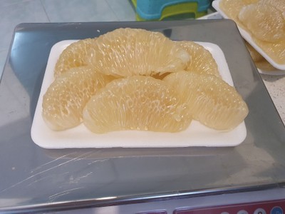 ส้มโอขาวใหญ่ อัมพวา แกะเนื้อ  1 แพ็ค 3 ขีด