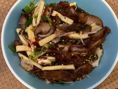 ยำคอหมูทอด