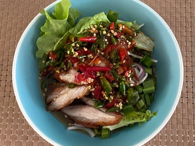 ยำคอหมูทอด