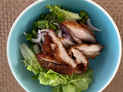 ยำคอหมูทอด