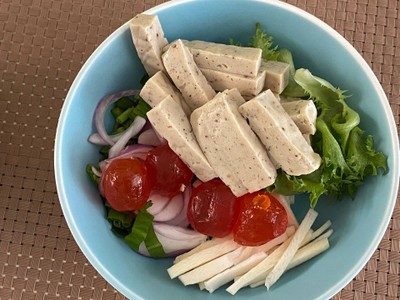 ยำหมูยอไข่แดงเค็ม