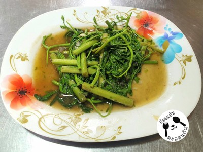 ผัดผักกระเฉดน้ำมันหอย