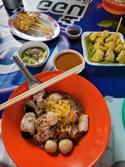 ก๋วยเตี๋ยวหมูต้มยำตำลึงตาเบิร์ด (หน้าวัง)