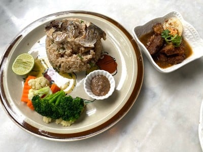 ข้าวคลุกน้ำพริกปลาทู ไข่พะโล้