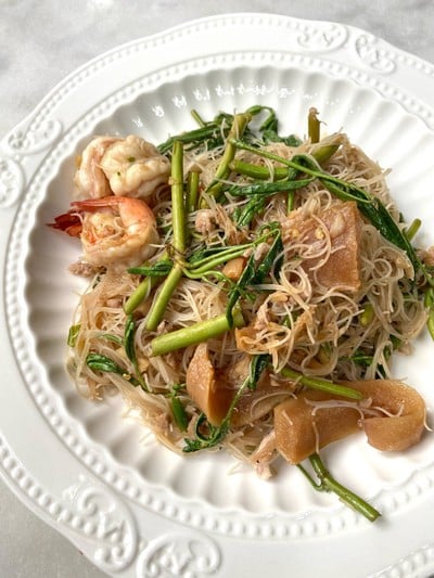 เส้นหมี่ผัดผักกระเฉด