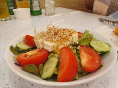 สลัดเต้าหู้ปลากรอบ