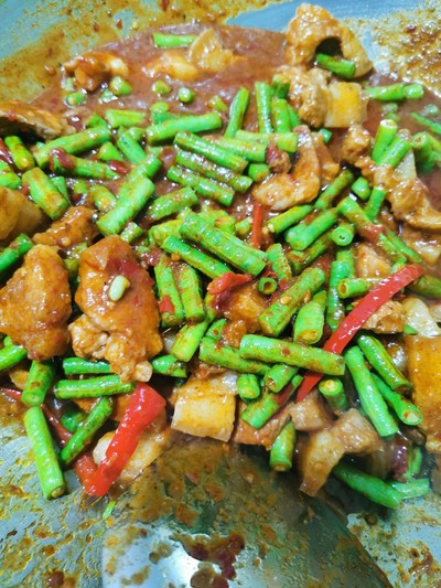 ผัดพริกแกงหมูถั่วฝักยาว