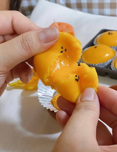 เปี๊ยะจิ๋วไข่เค็มลาวา