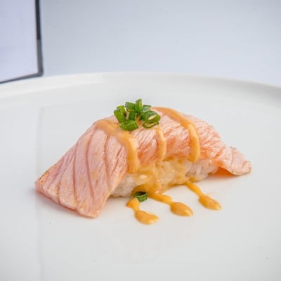 R16ซูชิแซลมอนเบิร์นซอสสไปร์ซี่